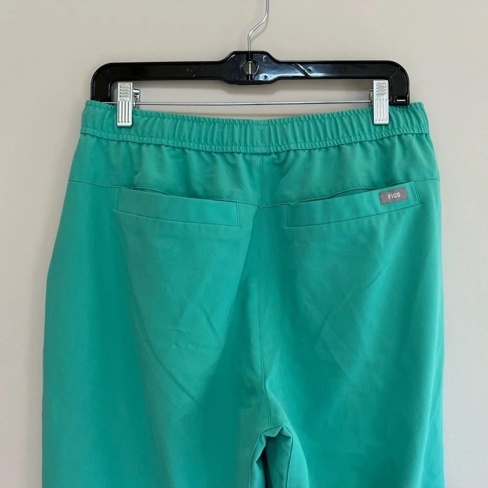 FIGS Men’s Tansen Jogger Scrub Pants in Surgical Green, size M